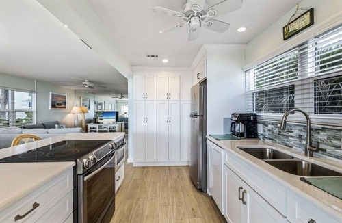 Englewood Condo | DIRECTLY ON PRIVATE BEACH! AMAZING PANORAMIC GULF VIEWS! MODERN, COZY CONDO