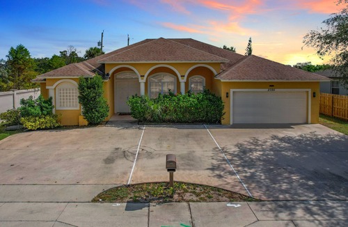 Port Saint Lucie House | Discover Your Oasis: Tropical Haven in Central PSL, Discover Your Oasis: Tropical Haven in Central P
