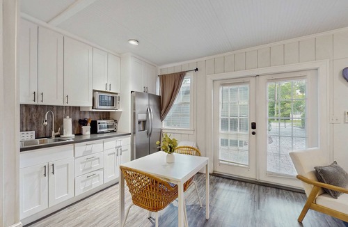 South Seminole Heights House | Dog friendly cottage near downtown Tampa and attractions with central AC and WD