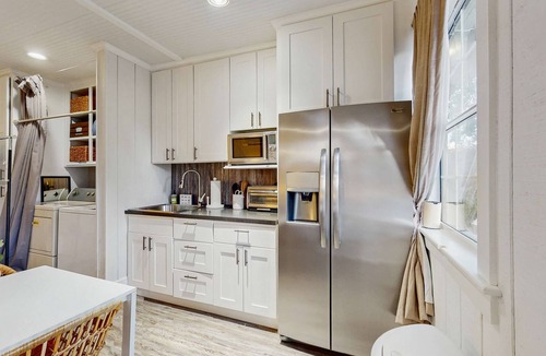 South Seminole Heights House | Dog friendly cottage near downtown Tampa and attractions with central AC and WD