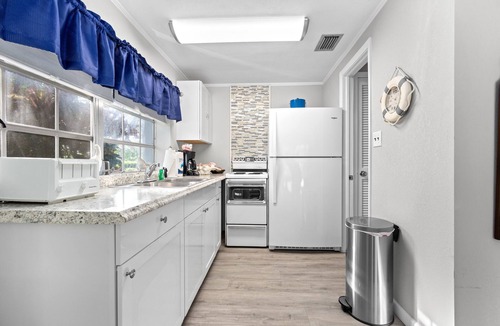 Isles of Capri House | Dog-Friendly Home and Guest House with Private Pool & Fast WiFi - Snowbirds OK