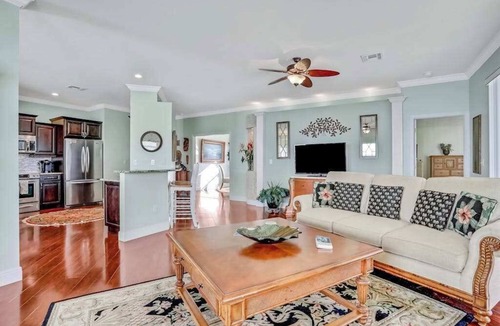 Biggar House | Dog-friendly house with private pool, sauna, golf, tennis court, & central AC