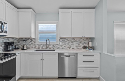 Mid Island House | Dolphin Run | Heated Pool, 3-Min Walk to Beach!