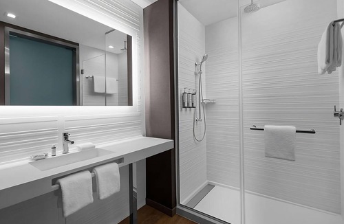 Clearwater Beach Hotel | Double Room Perfect for Relaxation with Rooftop Pool and Poolside Lounger!
