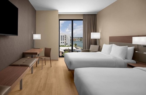 Clearwater Beach Hotel | Double Room Perfect for Relaxation with Rooftop Pool and Poolside Lounger!