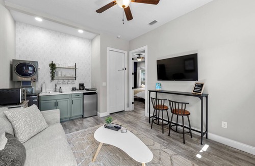 Riverside Heights House | Downtown Bungalow - 1BR Walk to Riverwalk & Armature Works 9 Min to Bucs Stadium