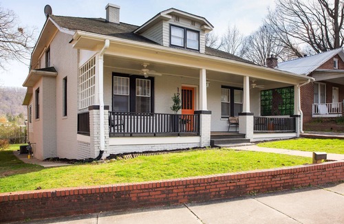 Marion House | Downtown Marion 5BR Sleeps 10 Bigfoot Bungalow Pet Friendly Easy Roads Mountains
