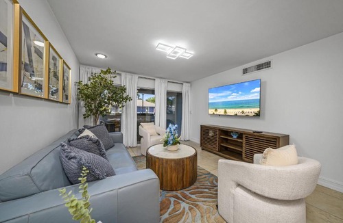 Old Naples Apartment | Downtown Naples Retreat - Walk to 5th Ave & Beach