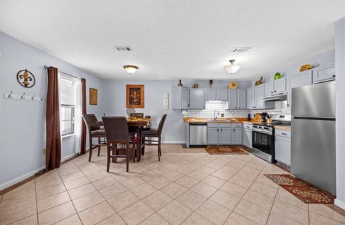 South Pensacola Apartment | Downtown + Sleeps 15 + 18 Min to Beach! + Unit B&C