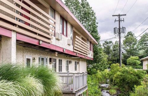 Chinchilla Cabin | Econo Lodge Clarks Summit - Scranton