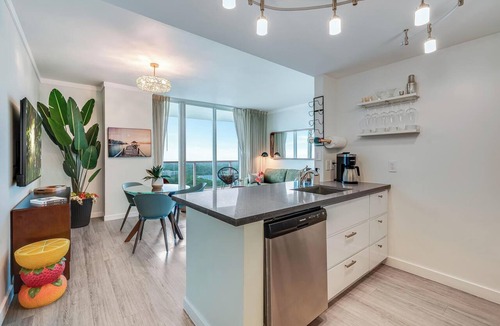 Coconut Grove Condo | Elegant 2BR Condo at Hotel Arya | Full Kitchen, Wraparound Views, Washer/Dryer, 2 Parking Spots