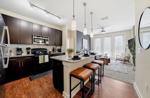 Courier City - Oscawana Apartment | Elegant Escape | 2 King Beds | Pool Yoga Gym