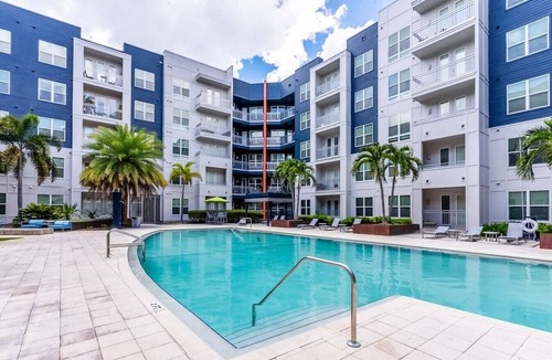 Courier City - Oscawana Apartment | Elegant Escape | 2 King Beds | Pool Yoga Gym