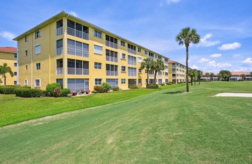 Naples House | Elegant Naples Condo w/Golf View & Community Pool