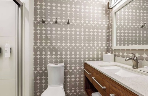 Queens Hotel | Elegant NYC-View Queen Studio featuring Inspiring Cityscapes and a Modern Design