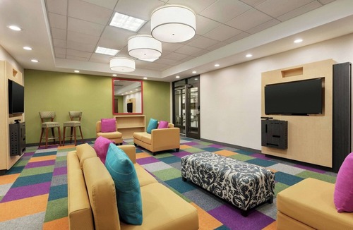 Queens Hotel | Elegant NYC-View Queen Studio featuring Inspiring Cityscapes and a Modern Design