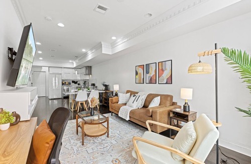 West Poplar Apartment | Elegant Urban Retreat in the Heart of Center City