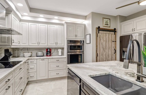 Fort Myers Condo | Elevated Colonial Country Club Active, Social Lifestyle! Stunning End-Unit Ground-Floor Retreat!