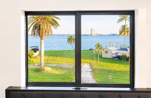 Fort Myers House | Elevated, Spacious and Modern 4x3. Waterfront with City View.