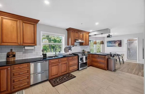 Biggar House | Elite Living, Kayak Joy Pool, Outdoor Kitchen!
