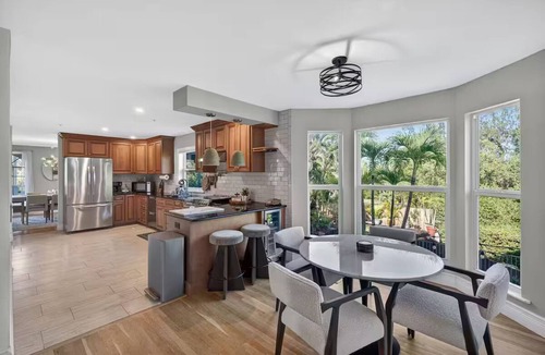 Biggar House | Elite Living, Kayak Joy Pool, Outdoor Kitchen!