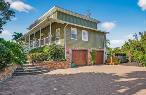 Biggar House | Elite Living, Kayak Joy Pool, Outdoor Kitchen!