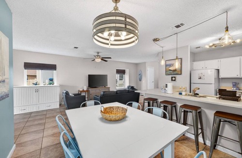 Holiday Beach House | Emerald Escape 2 - 3 Blocks to Beach