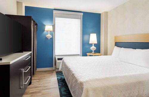 Queens Hotel | Energizing 1-Bedroom King Suite w/Modern Furnishings & a Spacious Relaxing Area