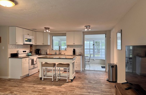 Englewood House | Enjoy old Florida charm in our cozy beach cottage, dog friendly - minutes to all