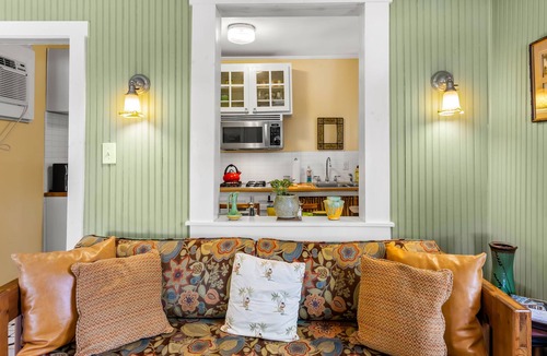 Seminole Heights Cottage | EREHWON RETREAT 1923 COTTAGE -TAMPA AWARD 2022