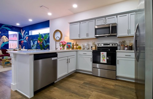 Hobe Sound House | EV Lilly Pulitzer Inspired 75in TV 1.5 ml Beach Pet Friendly Smart Home