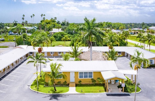 Everglades City Hotel | Everglades City Motel - Queen Room, 2 Beds, Back Door