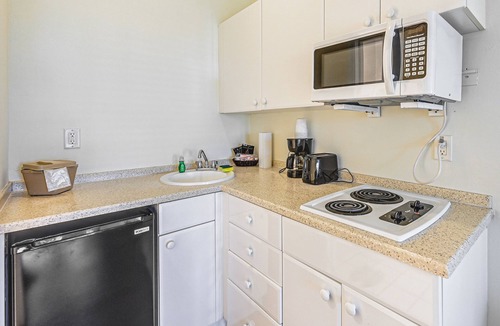 Naples Apartment | Everglades Studio w/Resort Amenities & Porch!