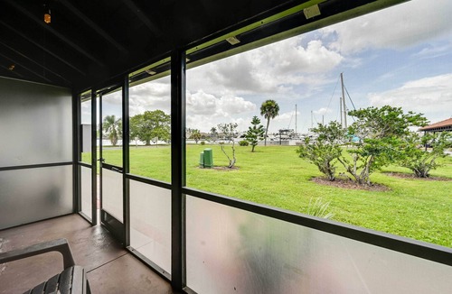 Naples Apartment | Everglades Studio w/Resort Amenities & Porch!