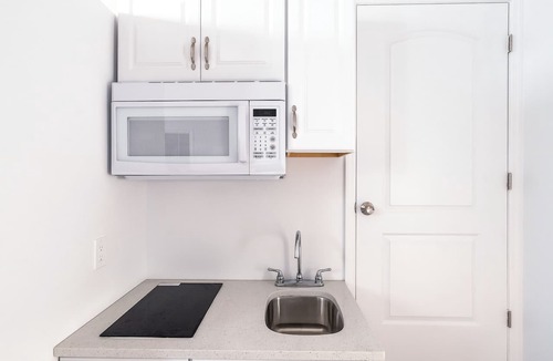 Queens Apartment | Excellent King Studio. 12' Ceilings, Free Parking, Near Hospital & NYC