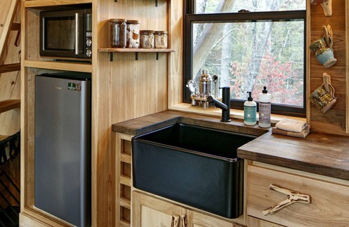 Zirconia Cabin | Exclusive Luxury Treehouse Escape with Soaking Tub & Pizza Oven Near Waterfalls, Zirconia, NC