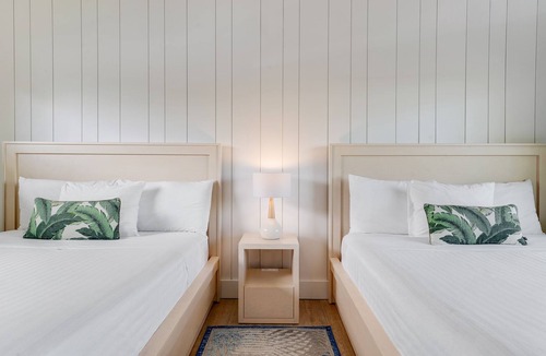 Islamorada Hotel | Experience Island Life | Free Breakfast & Parking | Pool | Pets Are Welcome