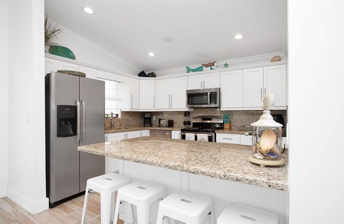 Sunshine Estates House | Experience the relaxing vibe at Heavens Reel, a spacious 3-bedroom canal home in Tavernier.