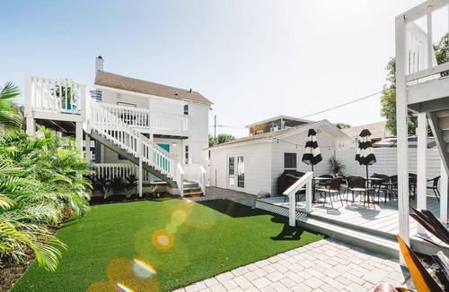 Historic Uptown House | Families & Friends Stay Together, a Sun-Filled Historic Apartment Near Downtown