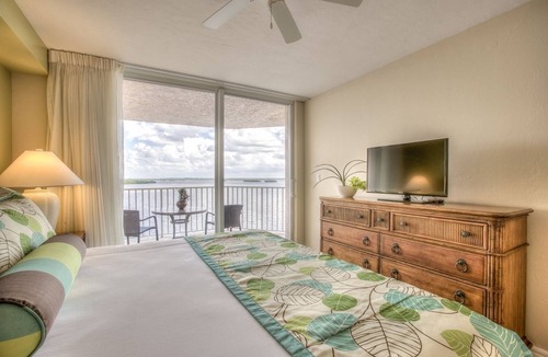 Fort Myers Beach Hotel | Family Beach Retreat with Pool and Parking Near Fort Myers Beach Pier | 4 Units