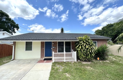 Cypress Gardens House | Family-Friendly 2BR Near LEGOLAND with Parking