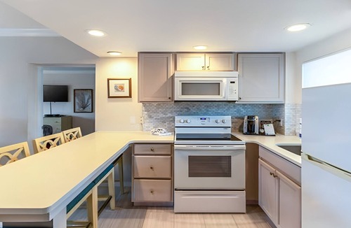 Captiva Hotel | Family-Friendly 2BR Suite w/Kitchen & Balcony | Steps from the Pool & Beach!