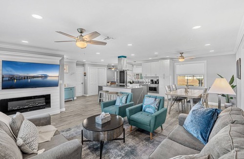 Tropic House | Family-Friendly Melbourne Home: Large Pool Table, Screened Patio & Fenced Yard! 🌴