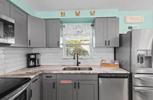 Walsingham House | Family Fun Getaway with Pool, Game Room, Shuffleboard