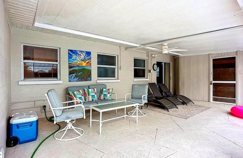 Bayshore Gardens House | Family Fun House Pool and Mini-Golf Sleep 12