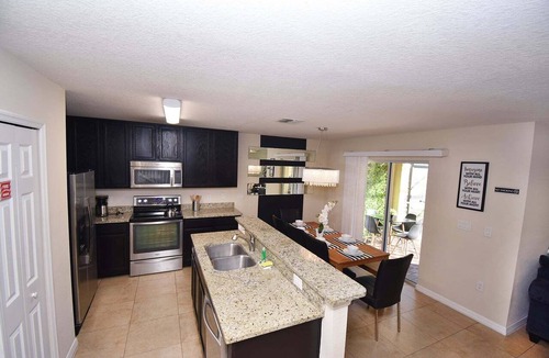 Veranda Palms House | Family Getaway: Game Room, Themed Rooms & Private Yard Near Disney, BBQ!