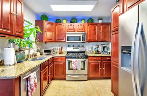 Tropic House | Family Oasis. Heated Pool, Hot Tub, Theater room & Salt Water Aquarium
