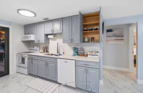 Fort Myers Shores Apartment | Family & Pet Oasis King Bed, Crib & Fire Pit