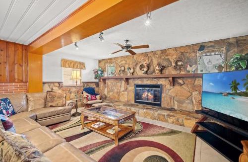 East County Civic Group House | Family Pool Home Sleeps 8