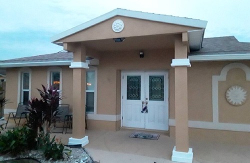 Naples Park House | FAMILY REUNION TIME! HUGE POOL & WALKING DISTANCE TO VANDERBILT BEACH!